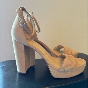 Vince Camuto Gruelie Maghs Platform Sandal Sandstone Suede size 9.5 M